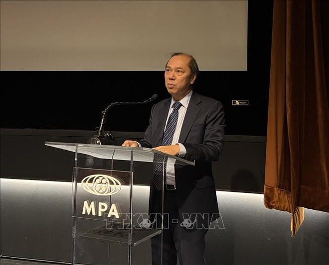 El embajador de Vietnam en Estados Unidos, Nguyen Quoc Dung, habla en el evento (Foto: VNA) phim-vn-070325.jpg