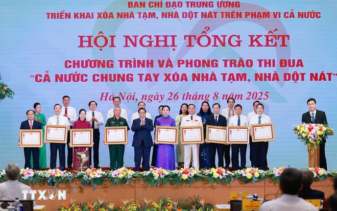 El primer ministro Pham Minh Chinh otorga la Orden del Trabajo de tercera clase a colectivos con logros destacados en el movimiento de emulación «Todo el país se une para eliminar las viviendas precarias» (Foto: VNA) chung-tay-xoa-nha-tam.jpg