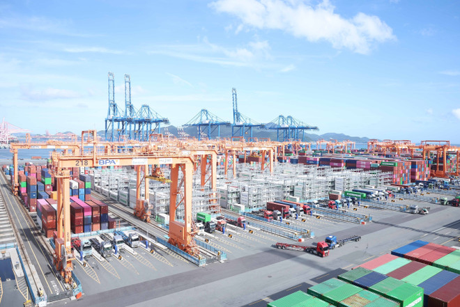 Puerto automatizado DGT (Dongwon Global Terminal Busan), una de las terminales de contenedores más nuevas del puerto de Busan, el mayor puerto marítimo de Corea del Sur. (Foto: VNA) vna-potal-tong-bi-thu-to-lam-tham-cang-busan-han-quoc-8208153.jpg