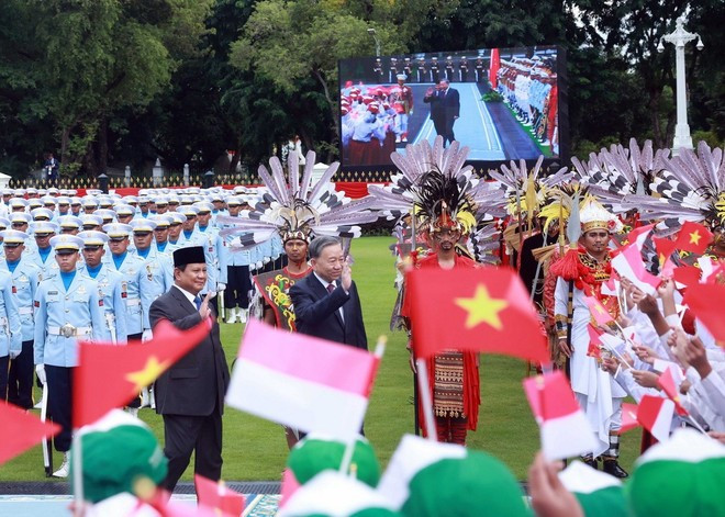 El presidente de Indonesia, Prabowo Subianto, preside la ceremonia de bienvenida al secretario general del Partido Comunista de Vietnam, To Lam, en el Palacio Presidencial en Yakarta. (Foto: VNA) info-2-1.png