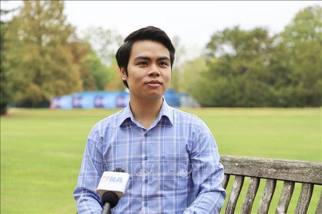 Vu Viet Anh, del Centro de Ciberdelincuencia de la Universidad de Cambridge (Reino Unido), concede una entrevista a VNA con motivo de la ceremonia de apertura de firma en Vietnam de la Convención de las Naciones Unidas contra la Ciberdelincuencia. (Foto: VNA) toi-pham-mang.jpg