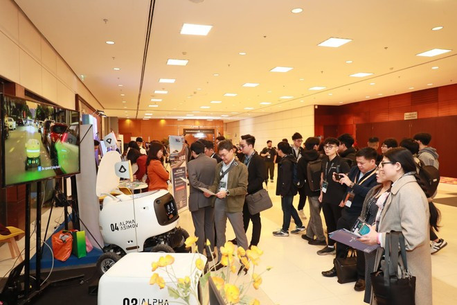 La Conferencia AISC 2025 atrae a más de 50 stands de tecnología de empresas nacionales e internacionales, que demostran nuevos productos e iniciativas tecnológicas en los campos de la IA y los semiconductores. (Foto: Vietnam+) 161c55ec-424f-4b69-ab59-8ebb4d8f3bfe.jpg