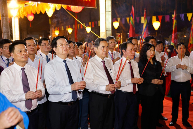 El presidente de la Asamblea Nacional, Tran Thanh Man, y la delegación ofrecieron incienso en memoria de Tran Hung Dao en el templo Kiep Bac. (Foto: VNA) vna-potal-chu-tich-quoc-hoi-du-le-tuong-niem-725-nam-ngay-mat-cua-anh-hung-dan-toc-tran-hung-dao-8334584.jpg