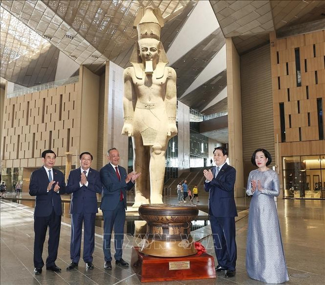 El presidente Luong Cuong (segundo a la derecha) presenta al Gran Museo Egipcio una réplica del tambor de bronce Ngoc Lu. (Foto: VNA) ctn-tham-bao-tang.jpg