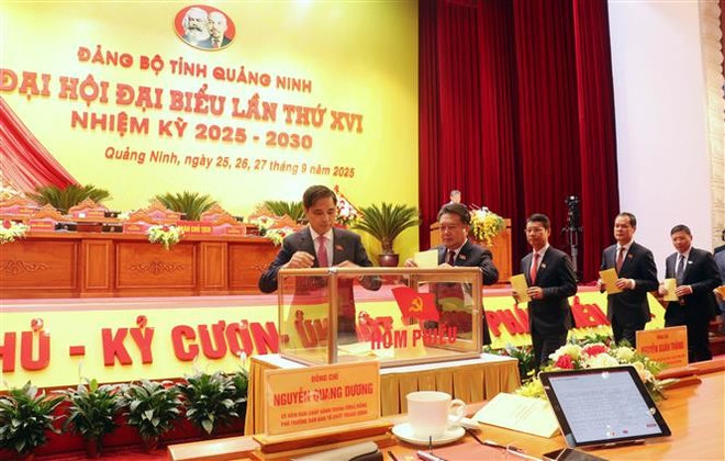 Los delegados votan para elegir al Buró Ejecutivo del Comité partidista de Quang Ninh para el mandato 2025-2030. (Foto: VNA) thumbstand-16.jpg