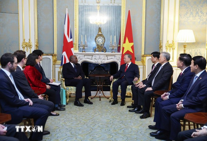 El secretario general To Lam se reúne con el viceprimer ministro británico, David Lammy, en Londres. (Foto: VNA) lam-1.jpg
