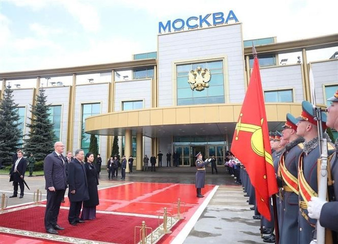 Acto de despedida del secretario general To Lam y su esposa en el aeropuerto Vnukovo 2, Moscú. (Foto: VNA) vna-potal-tong-bi-thu-to-lam-ket-thuc-chuyen-tham-nga-len-duong-tham-belarus-8025840.jpg