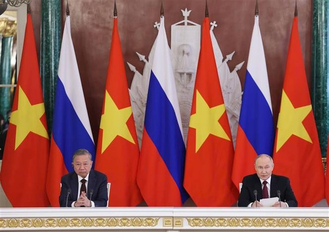 El secretario general To Lam y el presidente Vladimir Putin en la rueda de prensa (Foto: VNA) vna-potal-tong-bi-thu-to-lam-va-tong-thong-vladimir-putin-phat-bieu-voi-bao-chi-8024578.jpg