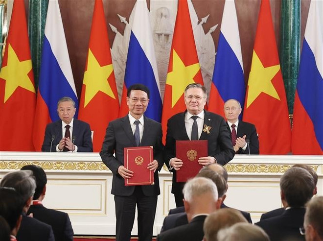 El secretario general To Lam y el presidente Vladimir Putin presenciaron la entrega del documento sobre el Plan Maestro para la Cooperación en Energía Nuclear con fines pacíficos para el período 2025-2030 entre el Ministerio de Ciencia y Tecnología de Vietnam y el Grupo ROSATOM de Rusia. (Foto: VNA) vna-potal-tong-bi-thu-to-lam-va-tong-thong-vladimir-putin-chung-kien-trao-van-kien-hop-tac-8024692.jpg