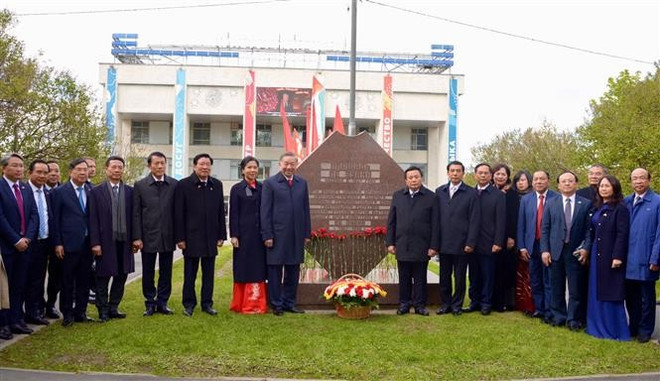 El secretario general del Partido Comunista de Vietnam, To Lam, y su esposa, junto con la delegación de alto nivel, en la placa conmemorativa de Le Duan en la plaza homónima (Foto: VNA) vna-potal-tong-bi-thu-to-lam-dat-hoa-tai-bien-luu-danh-tong-bi-thu-le-duan-o-moskva-8024746.jpg