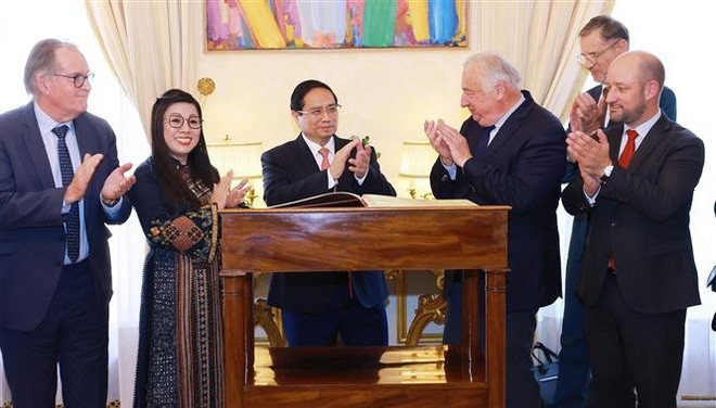Durante el encuentro en París (Foto: VNA) vna-potal-thu-tuong-hoi-kien-chu-tich-thuong-vien-phap-8084554.jpg