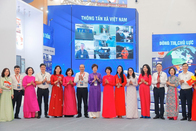La directora general de la Agencia Vietnamita de Noticias, Vu Viet Trang, y los delegados en el área de exposiciones de VNA. (Foto: VNA) vna-potal-khai-mac-trien-lam-thanh-tuu-dat-nuoc-80-nam-hanh-trinh-doc-lap-tu-do-hanh-phuc-8239641.jpg