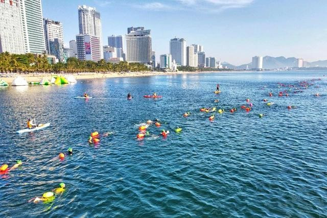 El 2º Torneo de Natación SeaStar Nha Trang Bay, con eventos destacados como las pruebas de natación transoceánica de 5 km y 10 km (Fuente: thanhnien.vn) z6670864715993e63066d872e66e6dc8f162f1cdc0d39b-17490217353961359500779.jpg
