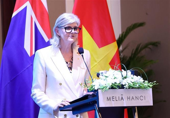 La gobernadora general de Australia, Sam Mostyn, habla en el evento (Foto: VNA) vna-potal-toan-quyen-australia-du-dien-dan-viet-nam-australia-2025-8268764-2.jpg