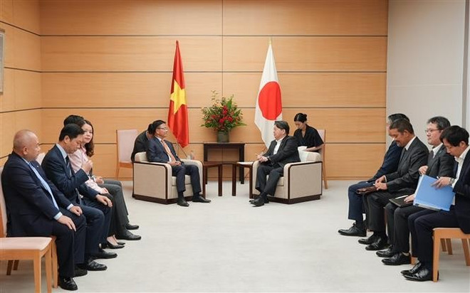 Durante el encuentro con el secretario jefe del Gabinete, Hayashi Yoshimasa. (Foto: VNA) vna-potal-pho-thu-tuong-le-thanh-long-gap-cac-doi-tac-nhat-ban-ngay-109-8267982.jpg
