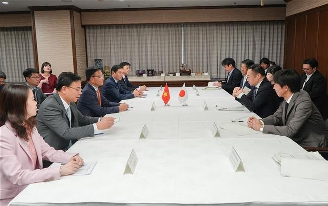Durante la reunión con el ministro de Justicia, vna-potal-pho-thu-tuong-le-thanh-long-gap-cac-doi-tac-nhat-ban-ngay-109-8267980-1.jpg