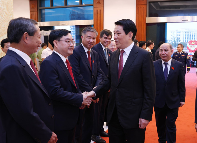 El presidente Luong Cuong con los delegados que asisten a la primera Asamblea del Comité partidista de Phu Tho (Foto: VNA) vna-potal-tien-toi-dai-hoi-xiv-cua-dang-chu-tich-nuoc-du-dai-hoi-dai-bieu-tinh-phu-tho-nhiem-ky-2025-2030-8305728.jpg
