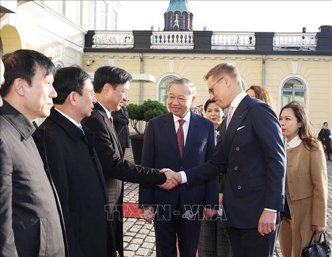 El secretario general del Partido Comunista de Vietnam, To Lam, presenta al presidente de la República de Finlandia, Alexander Stubb, a los miembros de la delegación vietnamita. (Foto: VNA) vna-potal-le-don-chinh-thuc-tong-bi-thu-to-lam-va-phu-nhan-tham-chinh-thuc-cong-hoa-phan-lan-stand.jpg