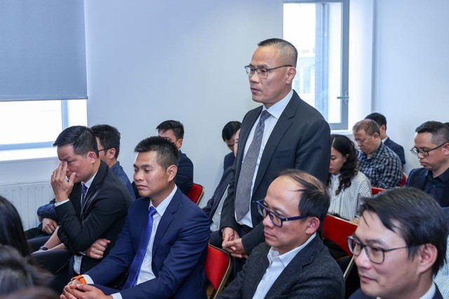 El profesor Nguyen Van Tam expone su apasionada orientación hacia la combinación de la ciencia y la tecnología occidentales con la quintaesencia oriental en el futuro desarrollo de la inteligencia artificial. (Foto: VNA) img5399-1749580978967172617744.jpg