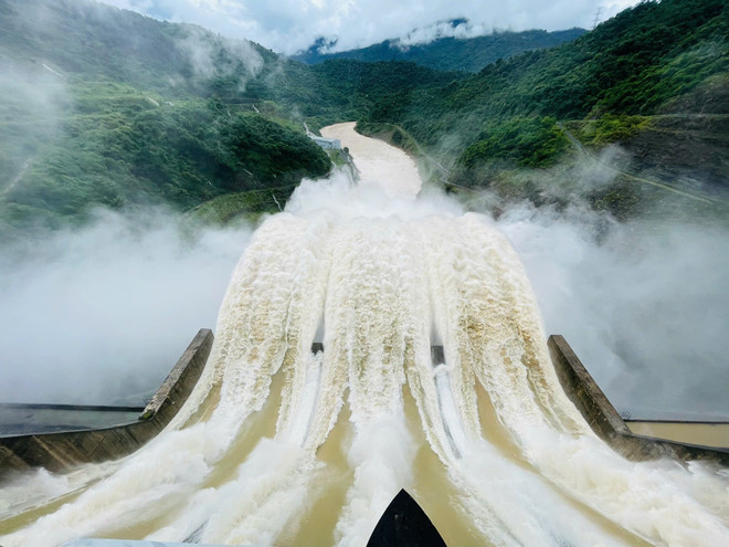 La central hidroeléctrica de Ban Ve reduce de manera flexible las crecidas para adaptarse a las zonas aguas abajo. (Foto: VNA) ho-thuy-dien-ban-ve-cat-giam-lu-linh-hoat-phu-hop-cho-vung-ha-du-ttxvn.jpg