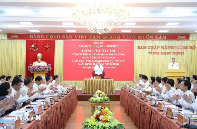 El secretario general To Lam trabaja con los comités partidistas en las provincias de Nam Dinh, Ha Nam y Ninh Binh sobre una serie de tareas claves del desarrollo socioeconómico en esas localidades (Foto: VNA) tong-bi-thu-to-lam-lam-viec-voi-ban-thuong-vu-tinh-uy-nam-dinh-ha-nam-ninh-binh-9.jpg