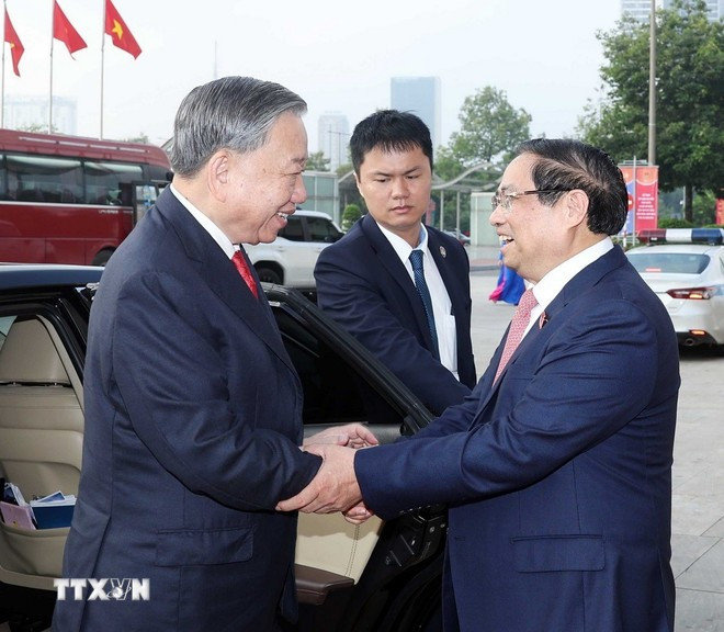 El primer ministro Pham Minh Chinh da la bienvenida al secretario general To Lam. (Foto: VNA) 3.jpg