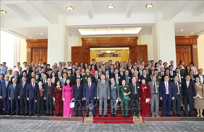 El secretario general To Lam, junto con otros líderes del Partido y del Estado, en una reunión con destacados intelectuales, científicos y artistas del país. (Foto: VNA) tong-bi-thu-to-lam-4.jpg
