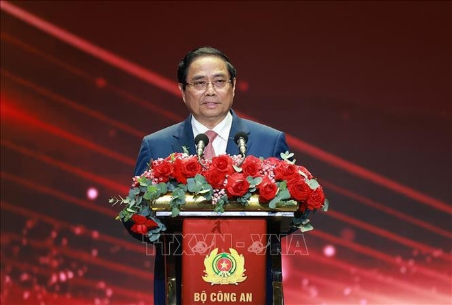 El primer ministro Pham Minh Chinh pronuncia un discurso de dirección y lanza la campaña "Todo el pueblo protege la seguridad nacional". (Foto: VNA) ttg-bca1.jpg