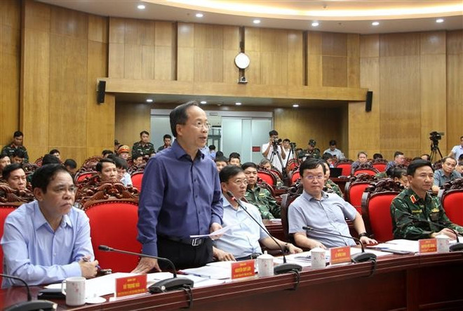 El secretario del Comité del Partido de la provincia de Ha Tinh, Nguyen Duy Lam, informa sobre la respuesta a la tormenta Kajiki. (Foto: VNA) vna-potal-thu-tuong-pham-minh-chinh-truc-tiep-chi-dao-ung-pho-bao-so-5-8231626.jpg