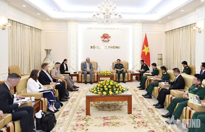 Durante la reunión entre Kelly McKeague, director de la Agencia de Defensa para el Recuento de Prisioneros de Guerra y Desaparecidos, y el coronel general Hoang Xuan Chien, viceministro de Defensa de Vietnam. (Foto: qdnd.vn) mia-02.jpg