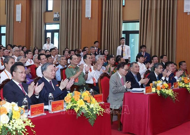 El secretario general To Lam (segundo a la izquerda) asiste a la primera asamblea del Comité partidista de la comuna de Nghia Tru por el período 2025-2030. (Foto: VNA) to-lam2.jpg