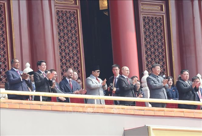 El presidente Luong Cuong y líderes de otros países asisten a la ceremonia de conmemoración del 80.º aniversario de la victoria sobre el fascismo en la Plaza de Tianmen. (Foto: VNA) vna-potal-chu-tich-nuoc-du-le-ky-niem-80-nam-chien-thang-phat-xit-cua-nhan-dan-the-gioi-tai-trung-quoc-stand.jpg