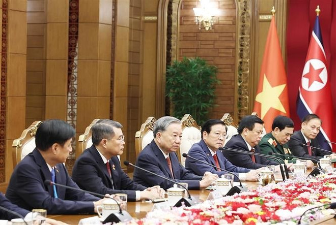 El secretario general To Lam y la delegación vietnamita de alto rango en las conversaciones con el secretario general del Partido del Trabajo de Corea y presidente de la Comisión de Asuntos Estatales del país, Kim Jong Un. (Foto: VNA) vna-potal-tong-bi-thu-to-lam-hoi-dam-voi-tong-bi-thu-chu-tich-quoc-vu-chdcnd-trieu-tien-kim-jong-un-8327353.jpg