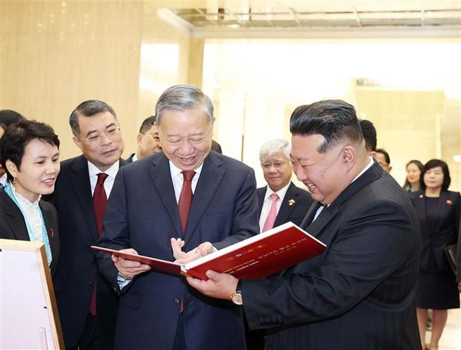 Tras las conversaciones, el secretario general To Lam entrega al secretario general del Partido del Trabajo de Corea y presidente de la Comisión de Asuntos Estatales del país, Kim Jong Un, un libro de fotografías titulado "La cálida amistad entre Vietnam y Corea del Norte". (Foto: VNA) vna-potal-tong-bi-thu-to-lam-tang-tong-bi-thu-chu-tich-quoc-vu-trieu-tien-kim-jong-un-sach-anh-tham-tinh-huu-nghi-viet-nam-trieu-tien-8327377.jpg