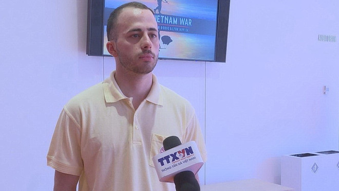 Amit Aharoni, estudiante de la Universidad de Columbia, fue entrevistado por la VNA en Nueva York. (Foto: VNA) vna-potal-30-nam-binh-thuong-hoa-quan-he-viet-my-tin-tuong-mot-tuong-lai-tuong-sang-giua-hai-nuoc-8146087.jpg
