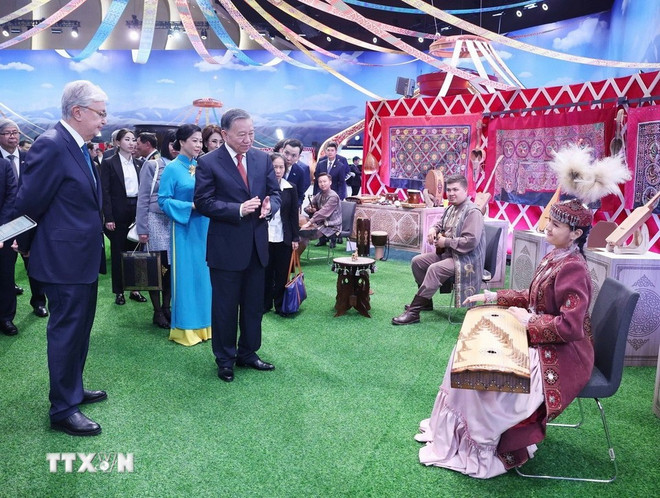El secretario general To Lam y su esposa, junto con el presidente kazajo, Kassym-Jomart Tokayev, visitan la aldea cultural étnica en Astaná. (Foto: VNA) 2.jpg