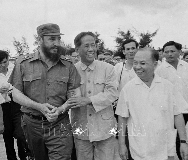 El secretario general del Partido Comunista de Vietnam, Le Duan, (segundo desde la izquierda) da la bienvenida a la delegación del Partido y el Gobierno cubanos, encabezada por el Comandante en Jefe Fidel Castro, que visitó Vietnam el 12 de septiembre de 1973. (Foto: Archivo de VNA) leduan-fidel-27-14-42-30.jpg