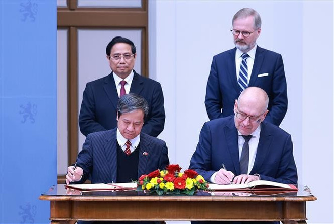 El primer ministro vietnamita, Pham Minh Chinh, y su homólogo checo, Petr Fiala, presenciaron la firma de un acuerdo entre los dos gobiernos sobre cooperación en el ámbito de la educación. (Foto: VNA) vna-potal-thu-tuong-pham-minh-chinh-hoi-dam-voi-thu-tuong-sec-petr-fiala-7817800.jpg