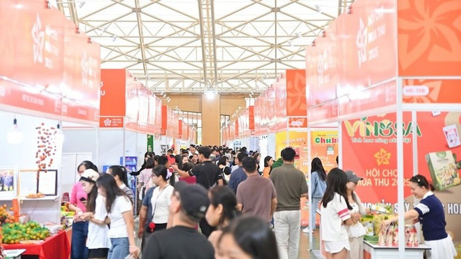 El espacio de exposición de la Feria de Otoño 2025 atrae a numerosos visitantes interesados en recorrer y comprar. (Foto: nhandan.vn) image-1.jpg