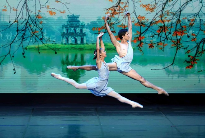 Una actuación para celebrar el 60.º aniversario del estreno del Ballet Nacional de Cuba en Vietnam. (Foto: VNA) doan-nghe-si-nha-hat-ballet-quoc-gia-cuba-tai-viet-nam-2811-3-553.jpg