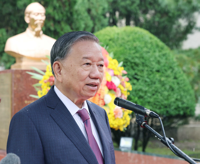 El secretario general del Partido Comunista de Vietnam, To Lam, en el acto (Foto: VNA) vna-potal-tong-bi-thu-to-lam-du-le-khanh-thanh-tuong-dai-chu-tich-ho-chi-minh-tai-binh-nhuong-8329762.jpg