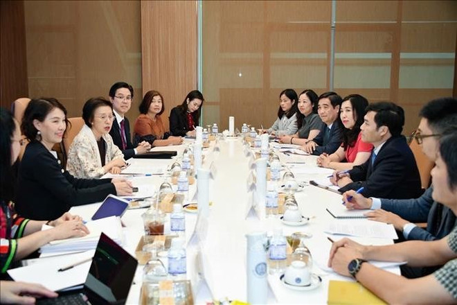 Durante la reunión entre la secretaria permanente del Ministerio de Relaciones Exteriores tailandés, Eksiri Pintaruchi, y la vicecanciller vietnamita Le Thi Thu Hang. (Foto: VNA) vna-potal-bkk10062ban-anh-viet-nam-va-thai-lan-thuc-day-hop-tac-nghe-ca-ben-vung-stand.jpg