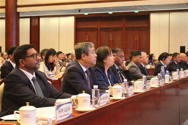 Ngo Dong Hai, (segundo desde izquierda) miembro del Comité Central del Partido Comunista de Vietnam y subjefe de su Comisión de Propaganda y Movilización de Masas. (Foto: VNA) vna-potal-viet-nam-tham-du-hoi-nghi-doi-thoai-giua-dang-cong-san-trung-quoc-voi-chinh-dang-cac-nuoc-lang-gieng-8056159.jpg