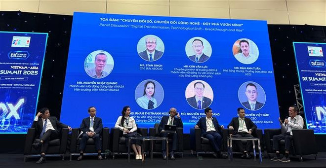 Delegados en el panel de discusión “Transformación Digital, Cambio Tecnológico - Avance y Auge”. (Foto: VNA) vna-potal-dien-dan-cap-cao-chuyen-doi-so-viet-nam-chau-a-2025-lam-chu-cong-nghe-dot-pha-vuon-minh-8057271-1.jpg