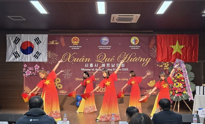 Un espectáculo en el programa de bienvenida a la primevera 2025 en la ciudad surcoreana de Siheung. (Foto: VNA) xuan-que-huong-han-quoc.jpg