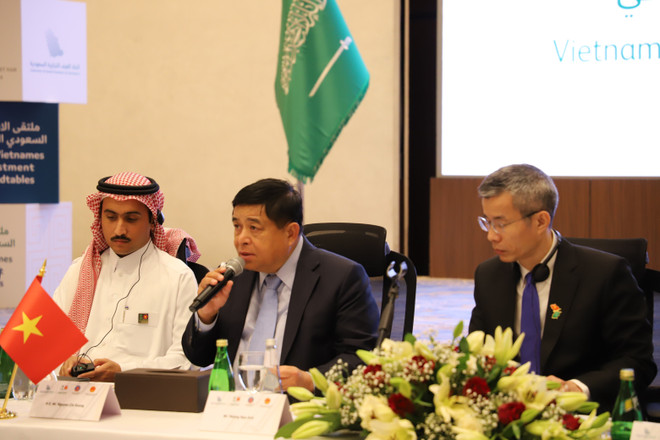 El viceprimer ministro Nguyen Chi Dung (en el centro) preside el simposio de inversiones Vietnam-Arabia Saudita (Foto: VNA) vna-potal-pho-thu-tuong-nguyen-chi-dung-chu-tri-toa-dam-dau-tu-viet-nam-a-rap-xe-ut-8368177.jpg
