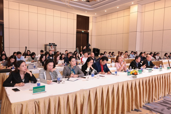 Numerosas empresas nacionales e internacionales asisten al seminario. (Foto: VNA) vna-potal-hoi-cho-mua-thu-2025-nang-tam-doanh-nghiep-viet-nam-ung-dung-cong-nghe-so-va-ket-noi-thi-truong-toan-cau-8366201.jpg