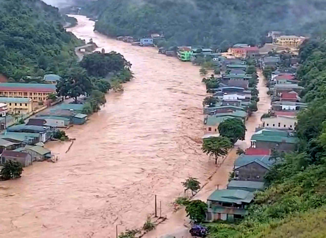 El rio Nam Mo, a su paso por la comuna de Muong Xen, mantiene un nivel de agua muy alto. (Foto: VNA) song-nam-mo-di-qua-xa-muong-xen-hien-nuoc-lu-van-rat-cao-phat.jpg