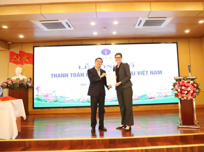 Angela Pratt, representante de la OMS en Vietnam, entrega el certificado de erradicación del tracoma en Vietnam al viceministro de Salud Tran Van Thuan. (Foto: Vietnam+) trao.jpg