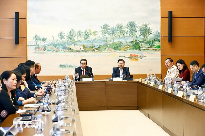 El presidente de la Asamblea Nacional, Tran Thanh Man, y delegados de la provincia de Hau Giang en la discusión en grupos (Foto: VNA) quoc-hoi-thao-luan-tai-to-ve-de-nghi-sua-doi-bo-sung-mot-so-dieu-cua-hien-phap-nam-2013-8013042-6.jpg
